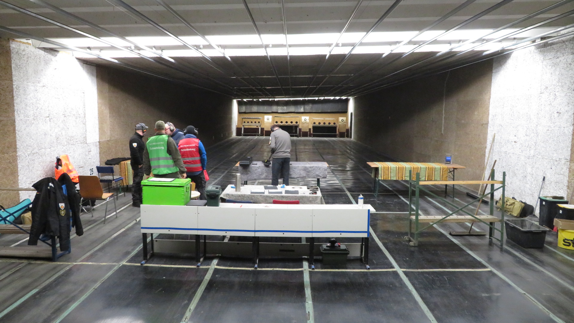 Jäger und Gastschützen mit WBK und Sachkundenachweis können bei uns trainieren. Volljährige Gastschützen ohne entsprechende Qualifikationen und Berechtigung können nur nach Voranmeldung und Absprache schießen. Wir behalten uns aber vor, dies Gästen auch zu versagen. Wir bitten um Verständnis, da dies zusätzliches Personal zur Einweisung und Kontrolle an der Schießstätte erfordert. Auch die geistige Eignung, bzw. Einschätzung dieser, ist von uns zu prüfen. Sicherheit im Umgang mit Schusswaffen hat immer oberste Priorität!